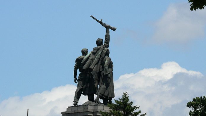 Кои известни революционери са били част от Втората българска легия